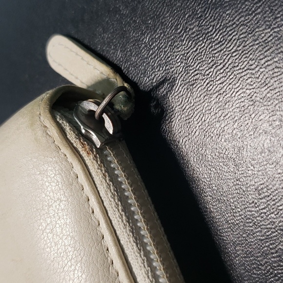 Chanel Off-White Camellia Zipped Wallet - Picture 2 of 16